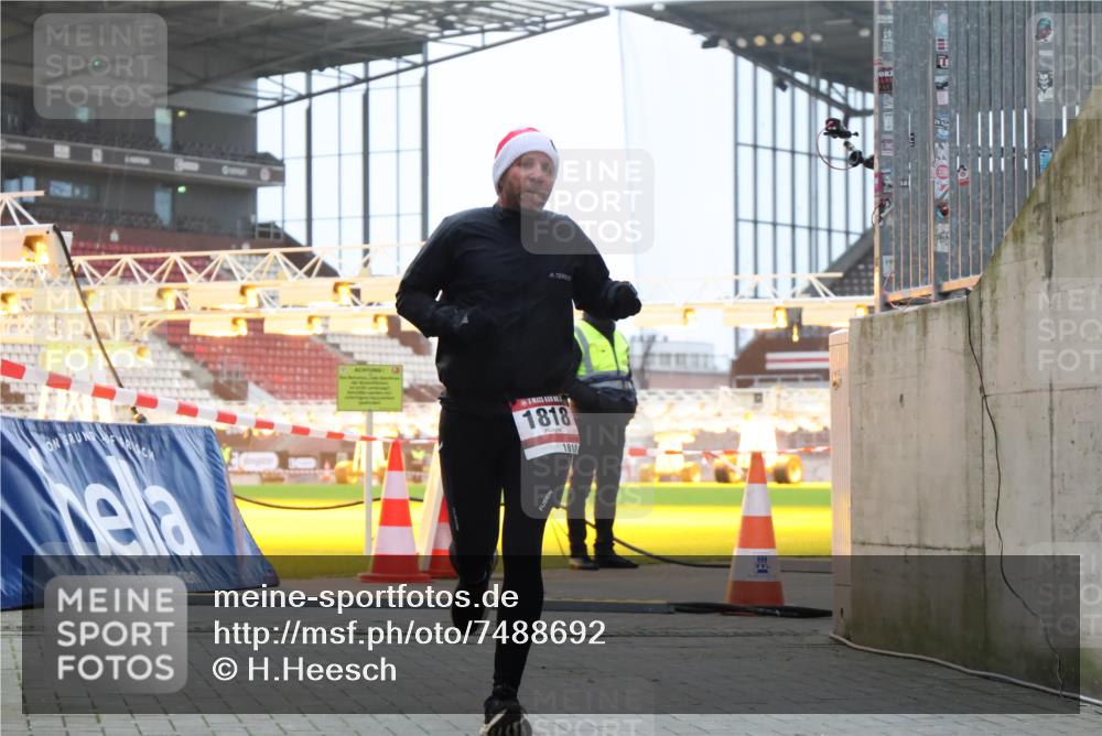 08.12.2024 - St. Pauli X-Mass-Run No. 14 H.Heesch http://msf.ph/oto/7488692 08.12.2024 09:53:56 Ziel 183, 859, 1818, 2084, 2844, 3023, 1818 meine-sportfotos.de