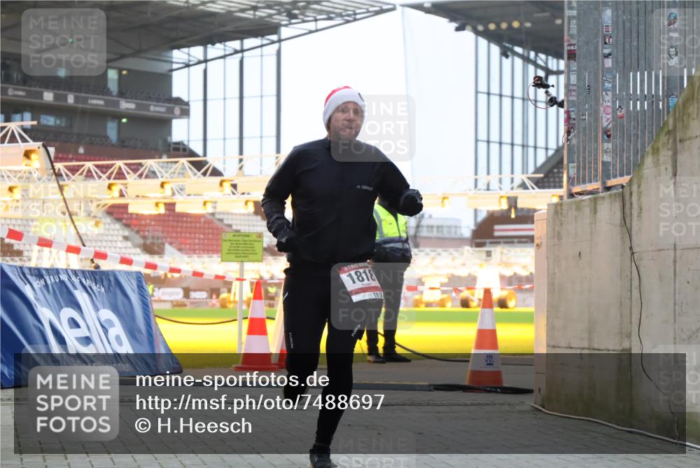08.12.2024 - St. Pauli X-Mass-Run No. 14 H.Heesch http://msf.ph/oto/7488697 08.12.2024 09:53:56 Ziel 183, 859, 1818, 2084, 2844, 3023, 1818 meine-sportfotos.de