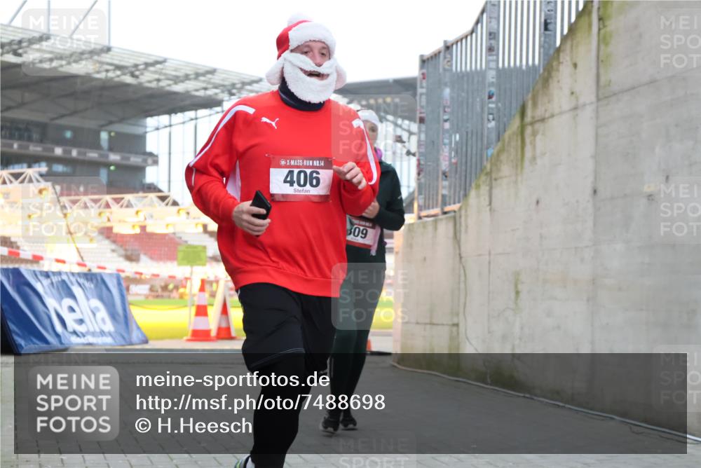 08.12.2024 - St. Pauli X-Mass-Run No. 14 H.Heesch http://msf.ph/oto/7488698 08.12.2024 10:03:34 Ziel 253, 406, 809, 1219, 1385, 1958, 2213, 2265, 3039, 406, 809, 2822 meine-sportfotos.de