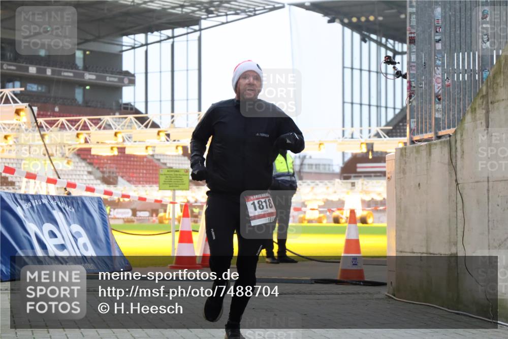 08.12.2024 - St. Pauli X-Mass-Run No. 14 H.Heesch http://msf.ph/oto/7488704 08.12.2024 09:53:56 Ziel 183, 859, 1818, 2084, 2844, 3023, 1818 meine-sportfotos.de