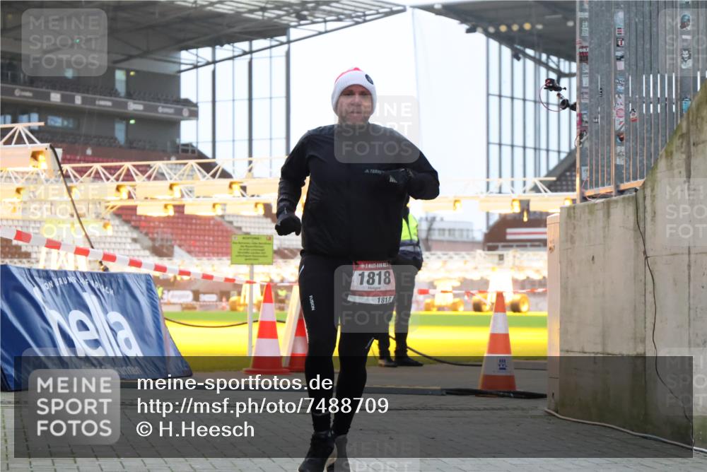 08.12.2024 - St. Pauli X-Mass-Run No. 14 H.Heesch http://msf.ph/oto/7488709 08.12.2024 09:53:56 Ziel 183, 859, 1818, 2084, 2844, 3023, 1818 meine-sportfotos.de
