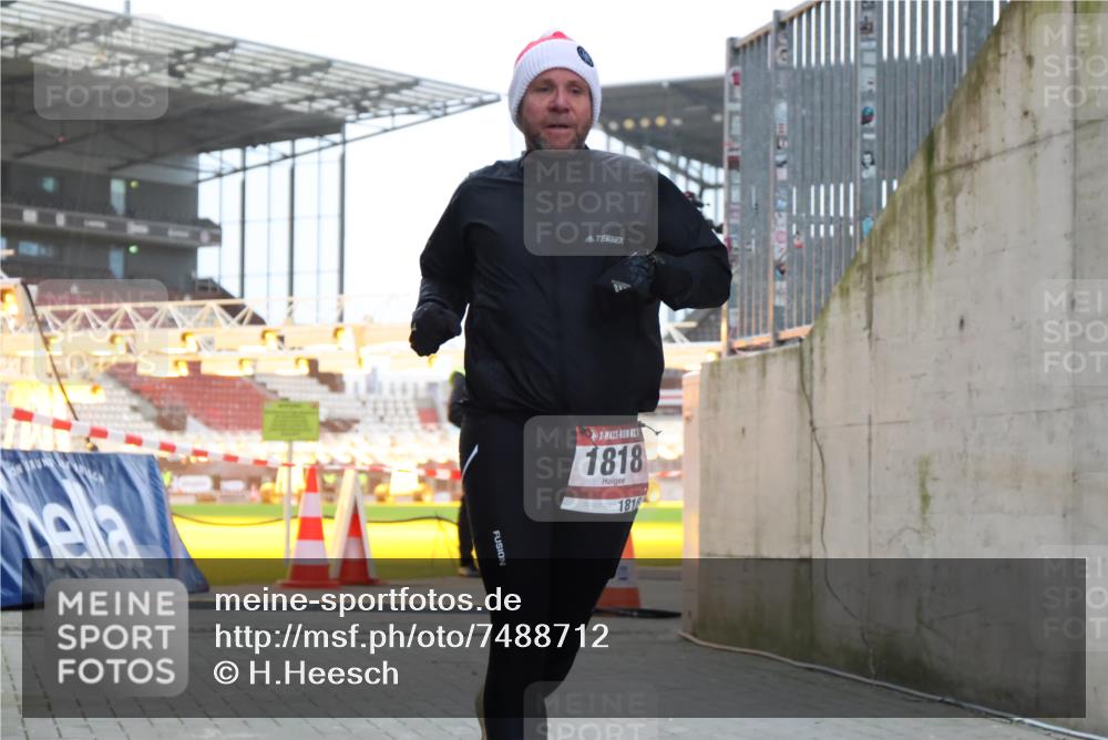 08.12.2024 - St. Pauli X-Mass-Run No. 14 H.Heesch http://msf.ph/oto/7488712 08.12.2024 09:53:57 Ziel 859, 1818, 2844, 3023, 1818 meine-sportfotos.de