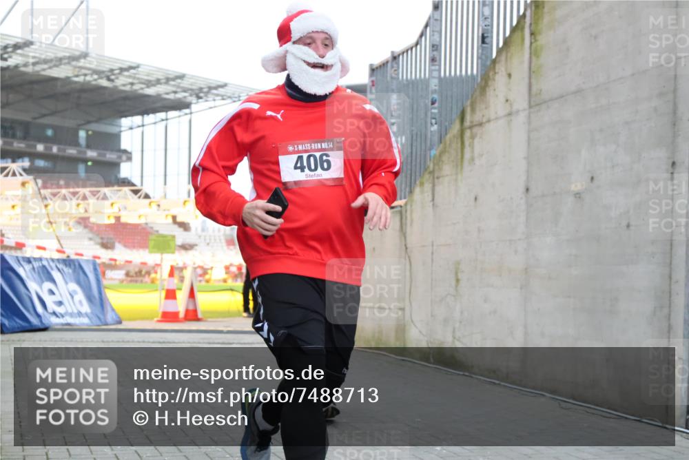 08.12.2024 - St. Pauli X-Mass-Run No. 14 H.Heesch http://msf.ph/oto/7488713 08.12.2024 10:03:34 Ziel 253, 406, 809, 1219, 1385, 1958, 2213, 2265, 3039, 406, 809, 2822 meine-sportfotos.de