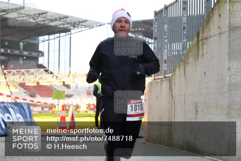 08.12.2024 - St. Pauli X-Mass-Run No. 14 H.Heesch http://msf.ph/oto/7488718 08.12.2024 09:53:57 Ziel 859, 1818, 2844, 3023, 1818 meine-sportfotos.de