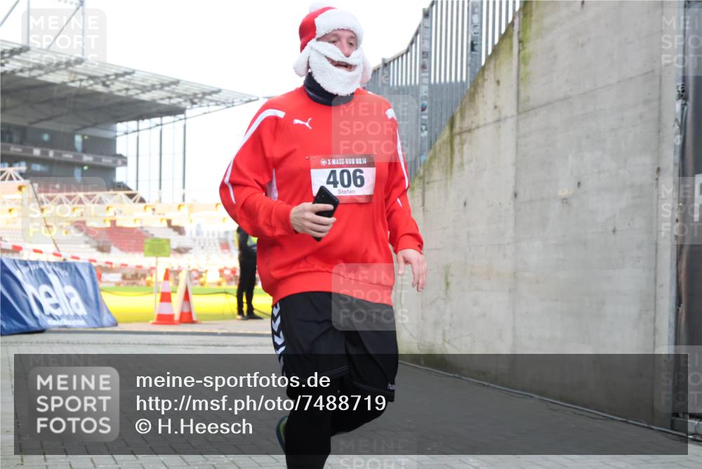 08.12.2024 - St. Pauli X-Mass-Run No. 14 H.Heesch http://msf.ph/oto/7488719 08.12.2024 10:03:34 Ziel 253, 406, 809, 1219, 1385, 1958, 2213, 2265, 3039, 406, 809, 2822 meine-sportfotos.de