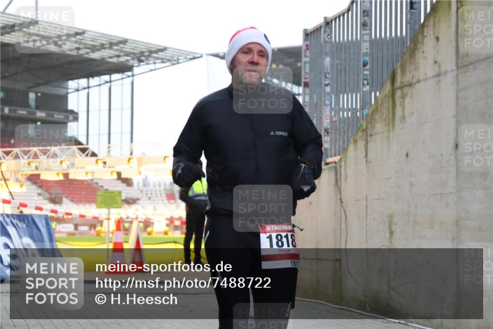 08.12.2024 - St. Pauli X-Mass-Run No. 14 H.Heesch http://msf.ph/oto/7488722 08.12.2024 09:53:57 Ziel 859, 1818, 2844, 3023, 1818 meine-sportfotos.de