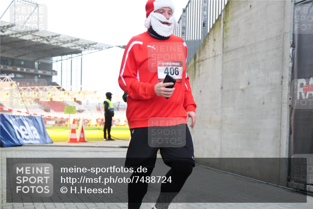 08.12.2024 - St. Pauli X-Mass-Run No. 14 H.Heesch http://msf.ph/oto/7488724 08.12.2024 10:03:34 Ziel 253, 406, 809, 1219, 1385, 1958, 2213, 2265, 3039, 406, 809, 2822 meine-sportfotos.de
