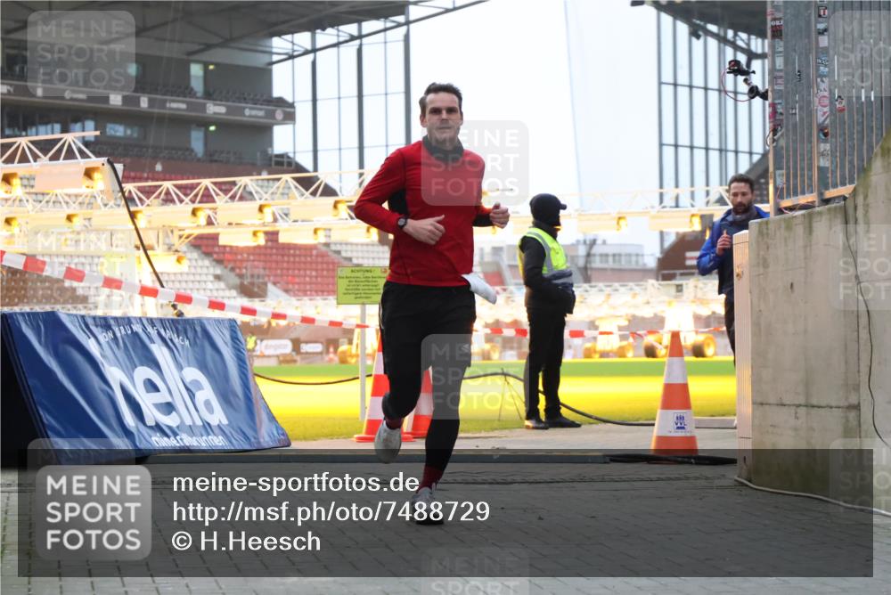 08.12.2024 - St. Pauli X-Mass-Run No. 14 H.Heesch http://msf.ph/oto/7488729 08.12.2024 09:54:13 Ziel 216, 1718, 1850 meine-sportfotos.de