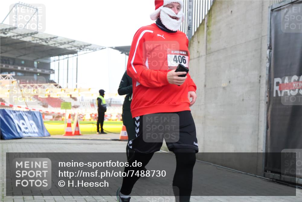 08.12.2024 - St. Pauli X-Mass-Run No. 14 H.Heesch http://msf.ph/oto/7488730 08.12.2024 10:03:34 Ziel 253, 406, 809, 1219, 1385, 1958, 2213, 2265, 3039, 406, 809, 2822 meine-sportfotos.de