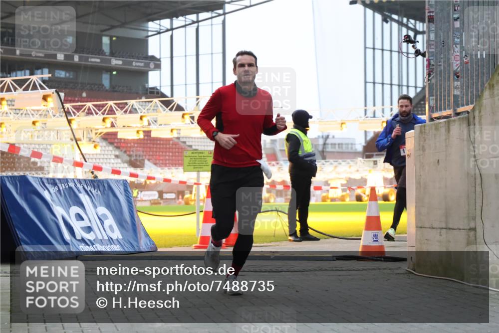 08.12.2024 - St. Pauli X-Mass-Run No. 14 H.Heesch http://msf.ph/oto/7488735 08.12.2024 09:54:13 Ziel 216, 1718, 1850 meine-sportfotos.de