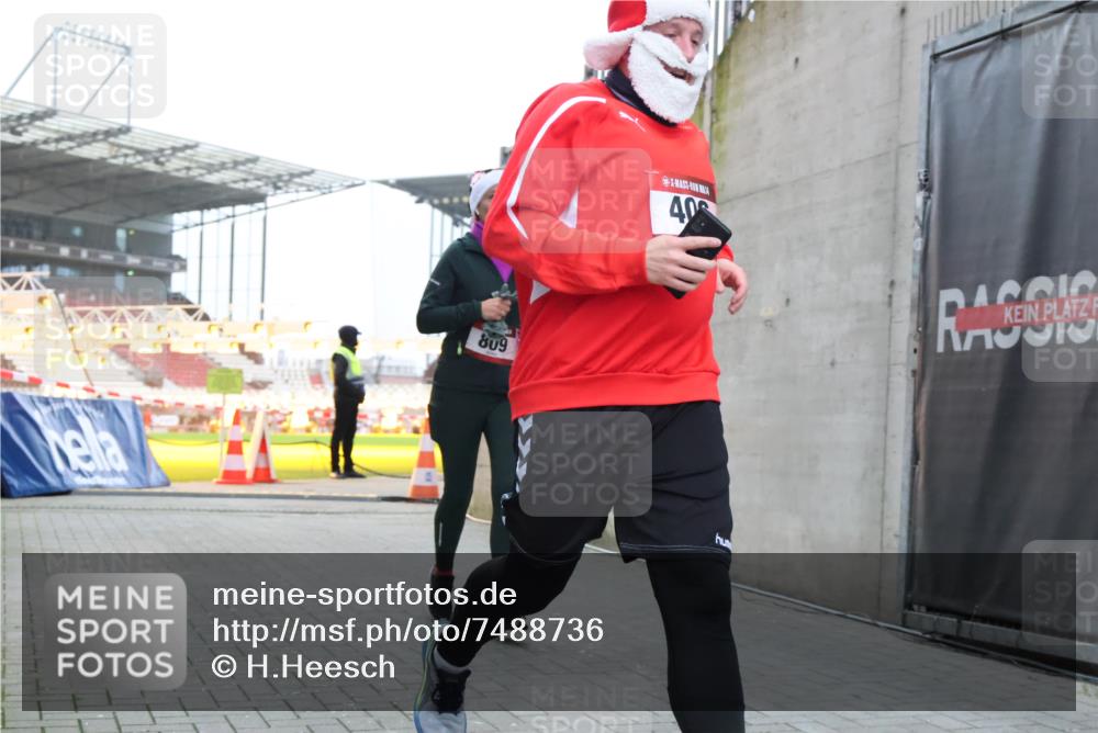 08.12.2024 - St. Pauli X-Mass-Run No. 14 H.Heesch http://msf.ph/oto/7488736 08.12.2024 10:03:34 Ziel 253, 406, 809, 1219, 1385, 1958, 2213, 2265, 3039, 406, 809, 2822 meine-sportfotos.de