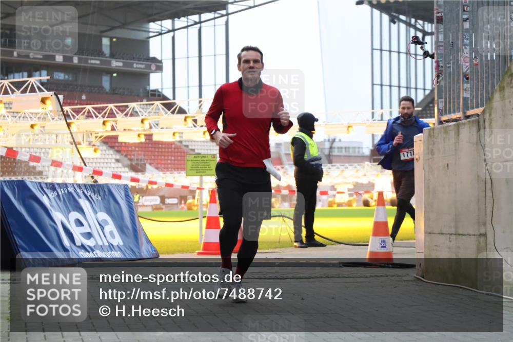 08.12.2024 - St. Pauli X-Mass-Run No. 14 H.Heesch http://msf.ph/oto/7488742 08.12.2024 09:54:13 Ziel 216, 1718, 1850 meine-sportfotos.de