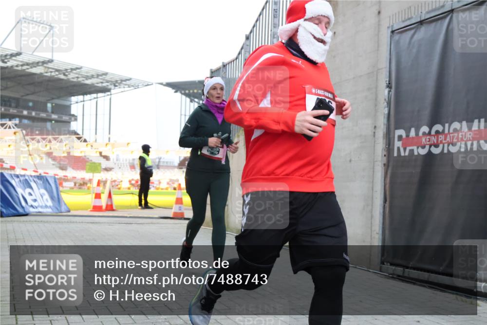 08.12.2024 - St. Pauli X-Mass-Run No. 14 H.Heesch http://msf.ph/oto/7488743 08.12.2024 10:03:34 Ziel 253, 406, 809, 1219, 1385, 1958, 2213, 2265, 3039, 406, 809, 2822 meine-sportfotos.de