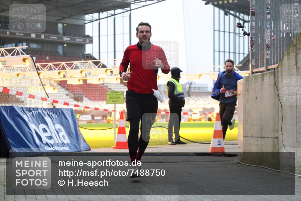 08.12.2024 - St. Pauli X-Mass-Run No. 14 H.Heesch http://msf.ph/oto/7488750 08.12.2024 09:54:13 Ziel 216, 1718, 1850 meine-sportfotos.de