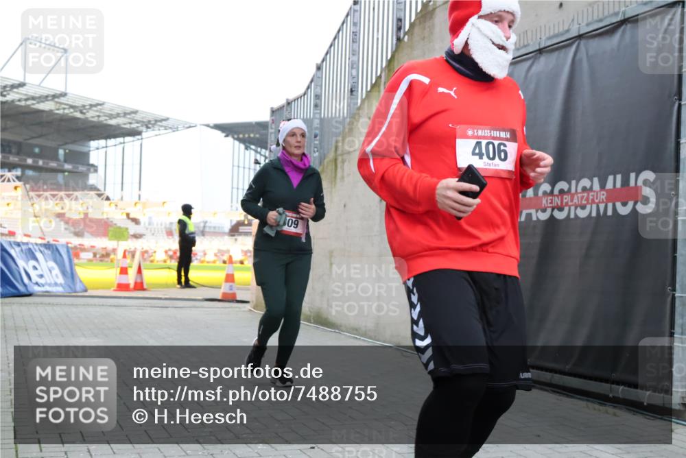 08.12.2024 - St. Pauli X-Mass-Run No. 14 H.Heesch http://msf.ph/oto/7488755 08.12.2024 10:03:34 Ziel 253, 406, 809, 1219, 1385, 1958, 2213, 2265, 3039, 406, 809, 2822 meine-sportfotos.de