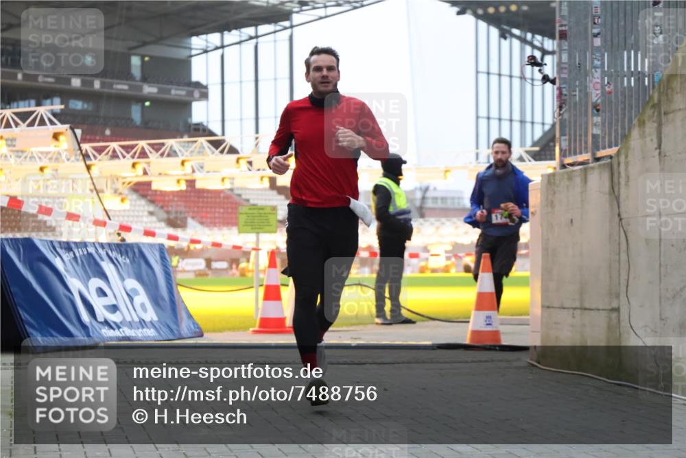 08.12.2024 - St. Pauli X-Mass-Run No. 14 H.Heesch http://msf.ph/oto/7488756 08.12.2024 09:54:13 Ziel 216, 1718, 1850 meine-sportfotos.de
