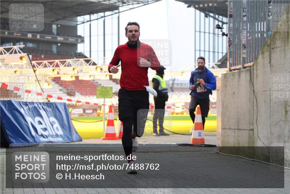 08.12.2024 - St. Pauli X-Mass-Run No. 14 H.Heesch http://msf.ph/oto/7488762 08.12.2024 09:54:13 Ziel 216, 1718, 1850 meine-sportfotos.de