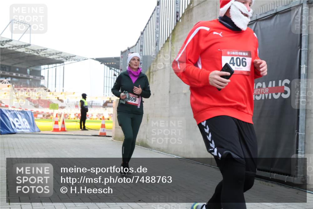 08.12.2024 - St. Pauli X-Mass-Run No. 14 H.Heesch http://msf.ph/oto/7488763 08.12.2024 10:03:34 Ziel 253, 406, 809, 1219, 1385, 1958, 2213, 2265, 3039, 406, 809, 2822 meine-sportfotos.de