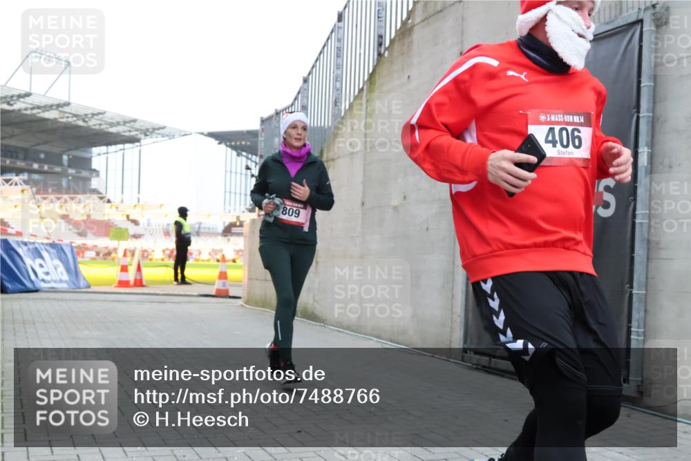 08.12.2024 - St. Pauli X-Mass-Run No. 14 H.Heesch http://msf.ph/oto/7488766 08.12.2024 10:03:34 Ziel 253, 406, 809, 1219, 1385, 1958, 2213, 2265, 3039, 406, 809, 2822 meine-sportfotos.de
