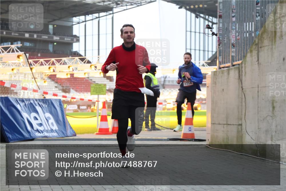 08.12.2024 - St. Pauli X-Mass-Run No. 14 H.Heesch http://msf.ph/oto/7488767 08.12.2024 09:54:13 Ziel 216, 1718, 1850 meine-sportfotos.de