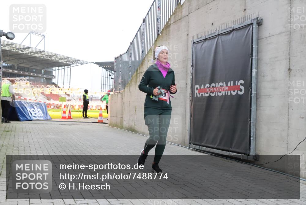 08.12.2024 - St. Pauli X-Mass-Run No. 14 H.Heesch http://msf.ph/oto/7488774 08.12.2024 10:03:35 Ziel 253, 406, 809, 1219, 1385, 1958, 2213, 2265, 3039, 406, 809, 2822 meine-sportfotos.de
