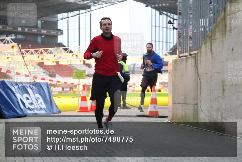 08.12.2024 - St. Pauli X-Mass-Run No. 14 H.Heesch http://msf.ph/oto/7488775 08.12.2024 09:54:13 Ziel 216, 1718, 1850 meine-sportfotos.de