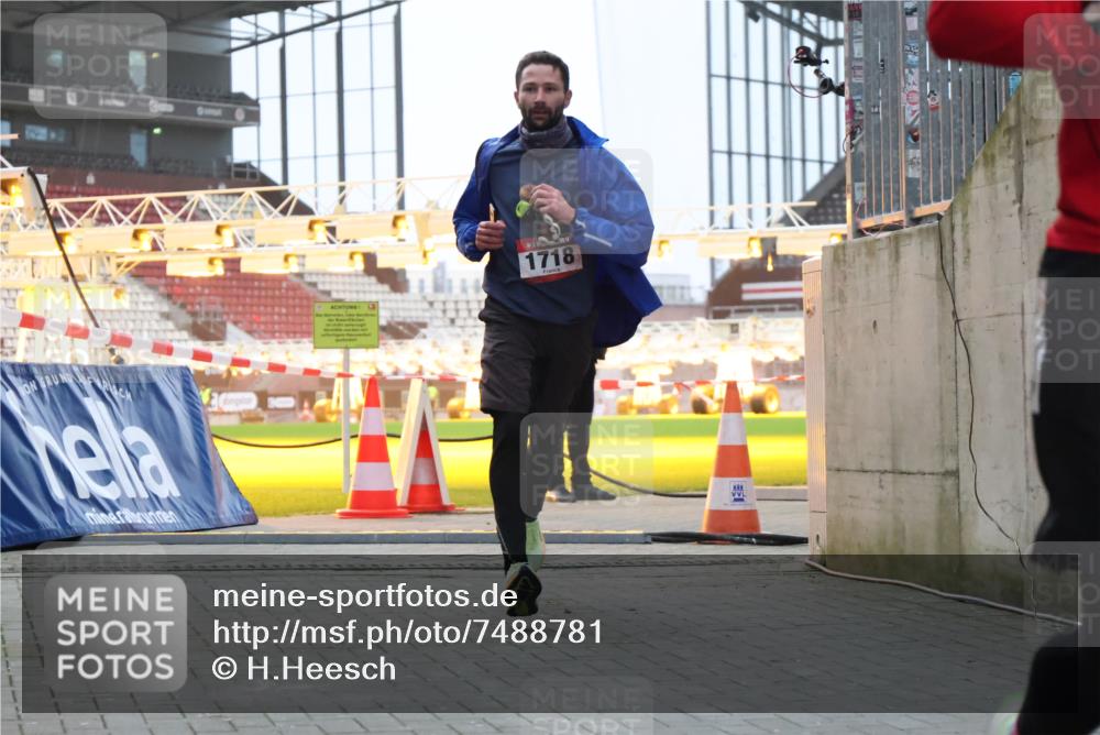 08.12.2024 - St. Pauli X-Mass-Run No. 14 H.Heesch http://msf.ph/oto/7488781 08.12.2024 09:54:15 Ziel 216, 216, 1718, 1850 meine-sportfotos.de