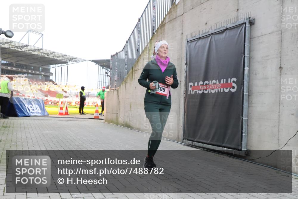 08.12.2024 - St. Pauli X-Mass-Run No. 14 H.Heesch http://msf.ph/oto/7488782 08.12.2024 10:03:35 Ziel 253, 406, 809, 1219, 1385, 1958, 2213, 2265, 3039, 406, 809, 2822 meine-sportfotos.de