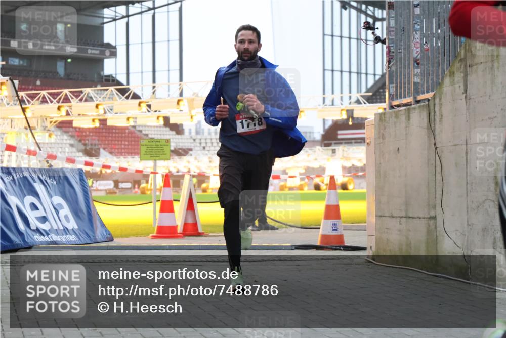 08.12.2024 - St. Pauli X-Mass-Run No. 14 H.Heesch http://msf.ph/oto/7488786 08.12.2024 09:54:15 Ziel 216, 216, 1718, 1850 meine-sportfotos.de