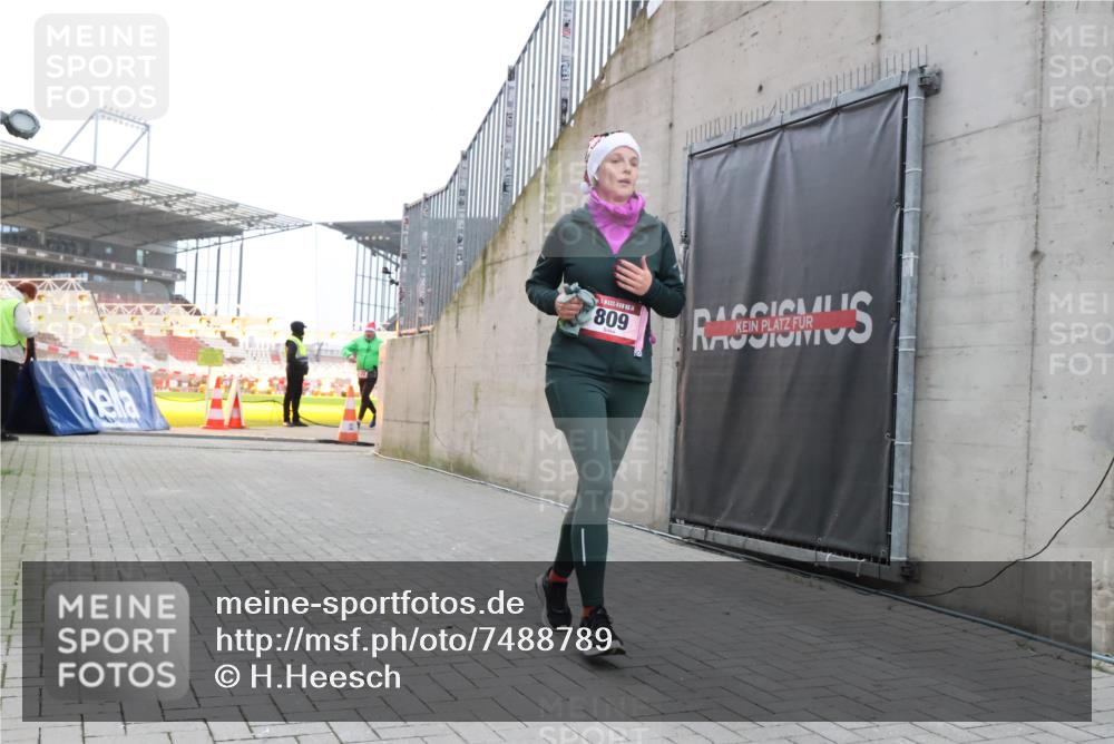 08.12.2024 - St. Pauli X-Mass-Run No. 14 H.Heesch http://msf.ph/oto/7488789 08.12.2024 10:03:35 Ziel 253, 406, 809, 1219, 1385, 1958, 2213, 2265, 3039, 406, 809, 2822 meine-sportfotos.de