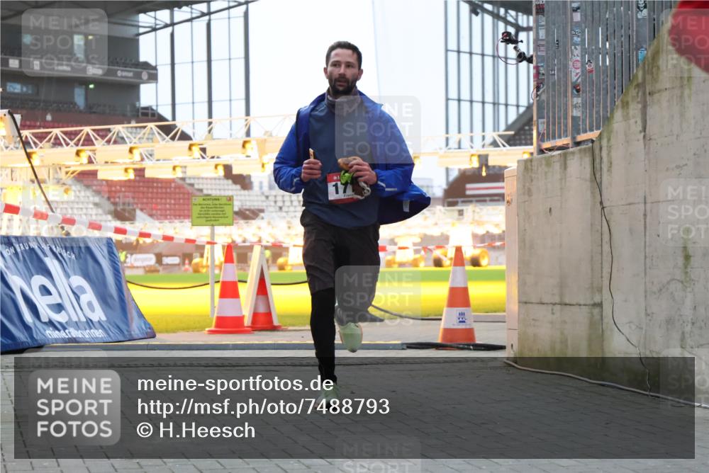 08.12.2024 - St. Pauli X-Mass-Run No. 14 H.Heesch http://msf.ph/oto/7488793 08.12.2024 09:54:15 Ziel 216, 216, 1718, 1850 meine-sportfotos.de