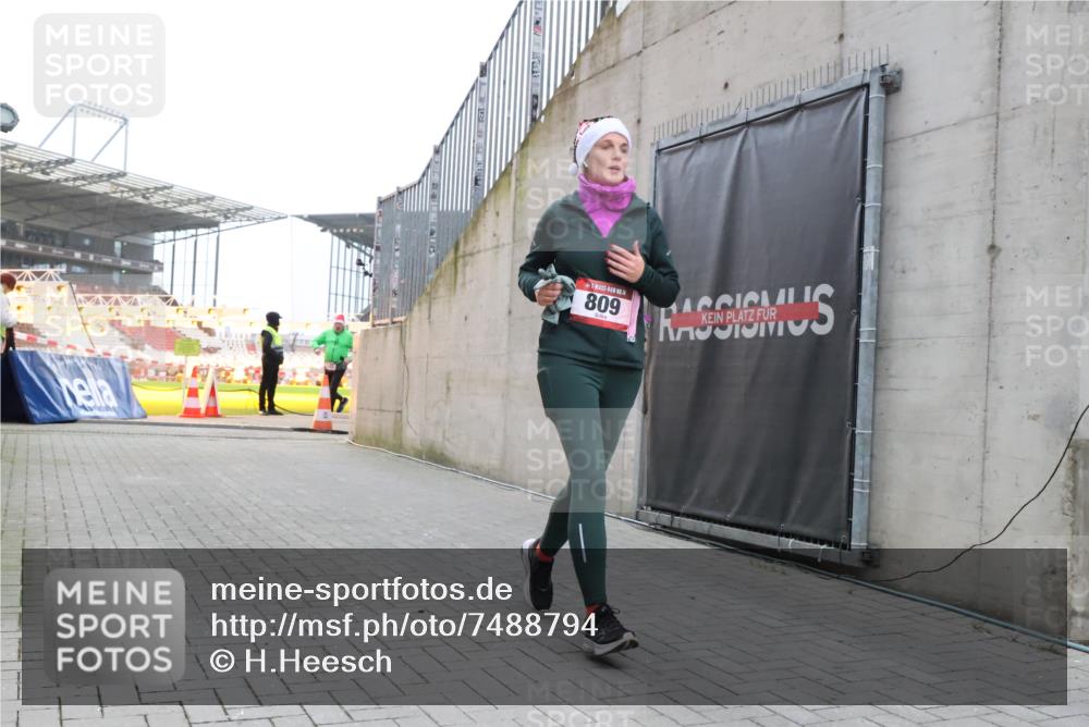 08.12.2024 - St. Pauli X-Mass-Run No. 14 H.Heesch http://msf.ph/oto/7488794 08.12.2024 10:03:35 Ziel 253, 406, 809, 1219, 1385, 1958, 2213, 2265, 3039, 406, 809, 2822 meine-sportfotos.de