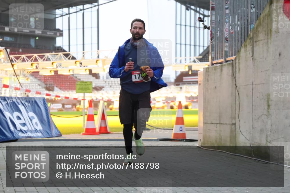 08.12.2024 - St. Pauli X-Mass-Run No. 14 H.Heesch http://msf.ph/oto/7488798 08.12.2024 09:54:15 Ziel 216, 216, 1718, 1850 meine-sportfotos.de