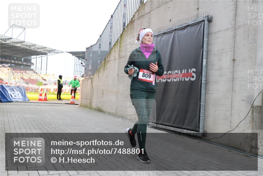 08.12.2024 - St. Pauli X-Mass-Run No. 14 H.Heesch http://msf.ph/oto/7488801 08.12.2024 10:03:35 Ziel 253, 406, 809, 1219, 1385, 1958, 2213, 2265, 3039, 406, 809, 2822 meine-sportfotos.de