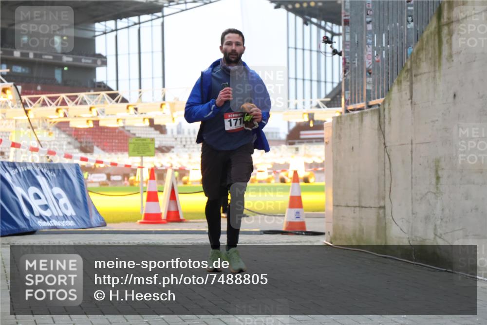 08.12.2024 - St. Pauli X-Mass-Run No. 14 H.Heesch http://msf.ph/oto/7488805 08.12.2024 09:54:15 Ziel 216, 216, 1718, 1850 meine-sportfotos.de
