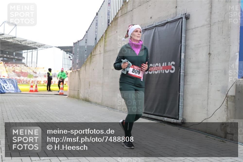 08.12.2024 - St. Pauli X-Mass-Run No. 14 H.Heesch http://msf.ph/oto/7488808 08.12.2024 10:03:35 Ziel 253, 406, 809, 1219, 1385, 1958, 2213, 2265, 3039, 406, 809, 2822 meine-sportfotos.de