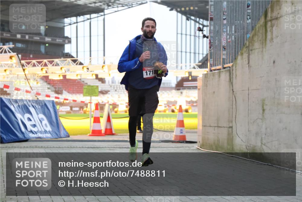 08.12.2024 - St. Pauli X-Mass-Run No. 14 H.Heesch http://msf.ph/oto/7488811 08.12.2024 09:54:15 Ziel 216, 216, 1718, 1850 meine-sportfotos.de