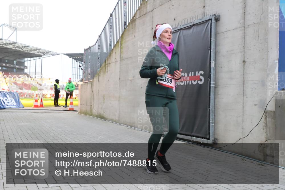 08.12.2024 - St. Pauli X-Mass-Run No. 14 H.Heesch http://msf.ph/oto/7488815 08.12.2024 10:03:35 Ziel 253, 406, 809, 1219, 1385, 1958, 2213, 2265, 3039, 406, 809, 2822 meine-sportfotos.de