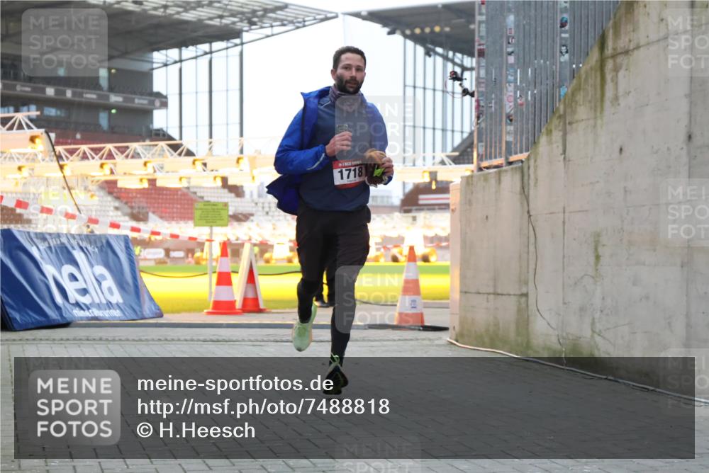 08.12.2024 - St. Pauli X-Mass-Run No. 14 H.Heesch http://msf.ph/oto/7488818 08.12.2024 09:54:15 Ziel 216, 216, 1718, 1850 meine-sportfotos.de
