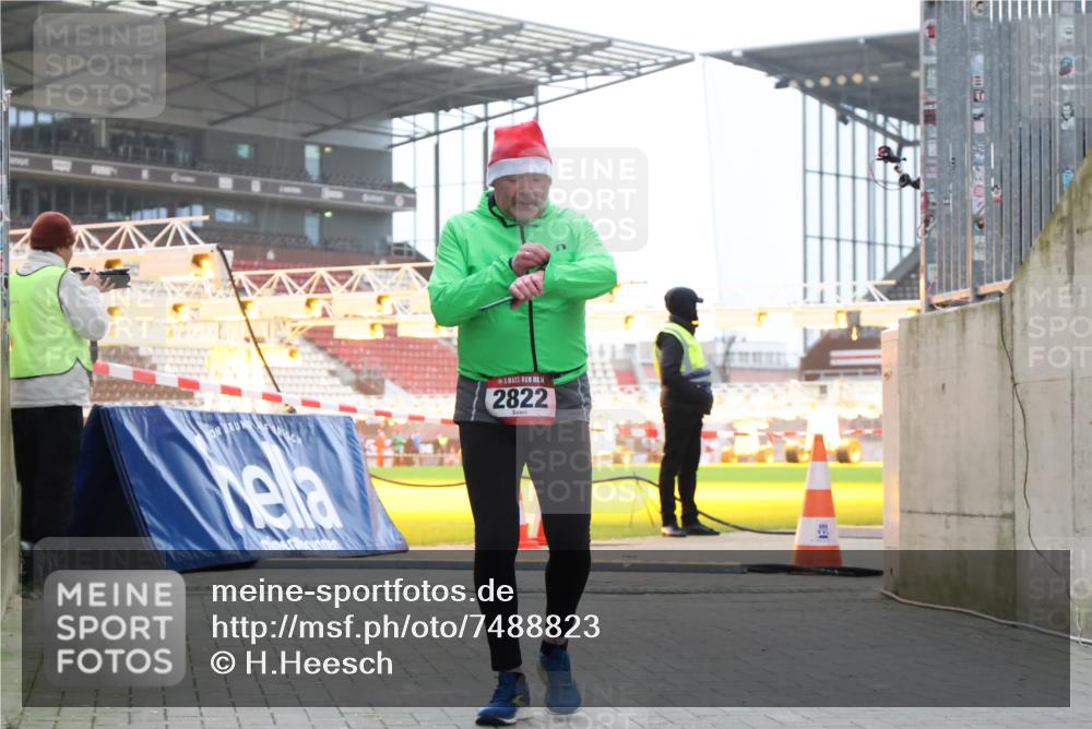 08.12.2024 - St. Pauli X-Mass-Run No. 14 H.Heesch http://msf.ph/oto/7488823 08.12.2024 10:03:39 Ziel 253, 406, 809, 1385, 2822 meine-sportfotos.de