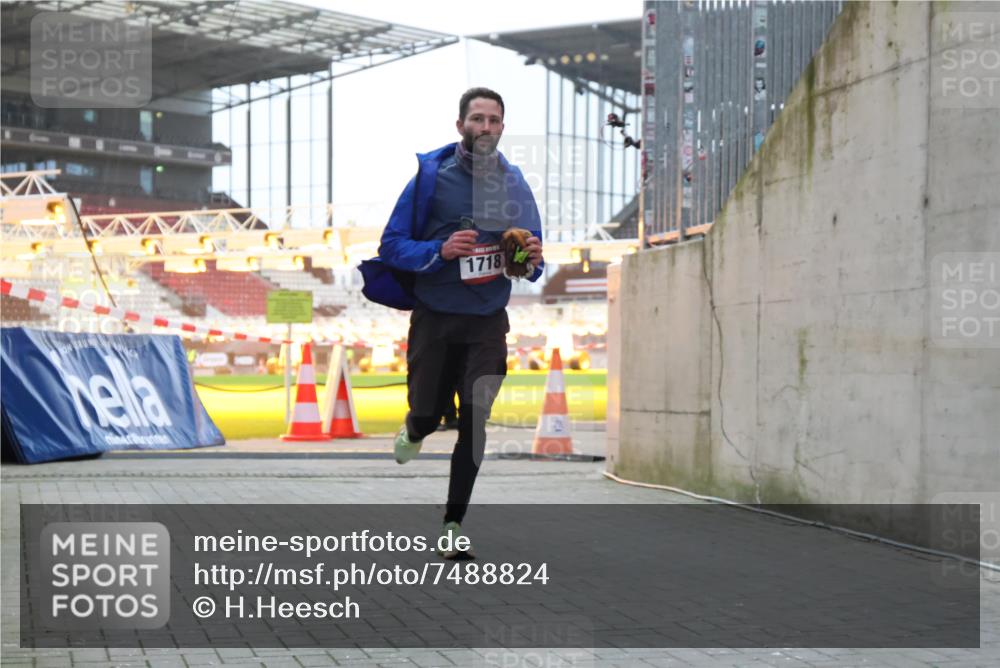 08.12.2024 - St. Pauli X-Mass-Run No. 14 H.Heesch http://msf.ph/oto/7488824 08.12.2024 09:54:15 Ziel 216, 216, 1718, 1850 meine-sportfotos.de