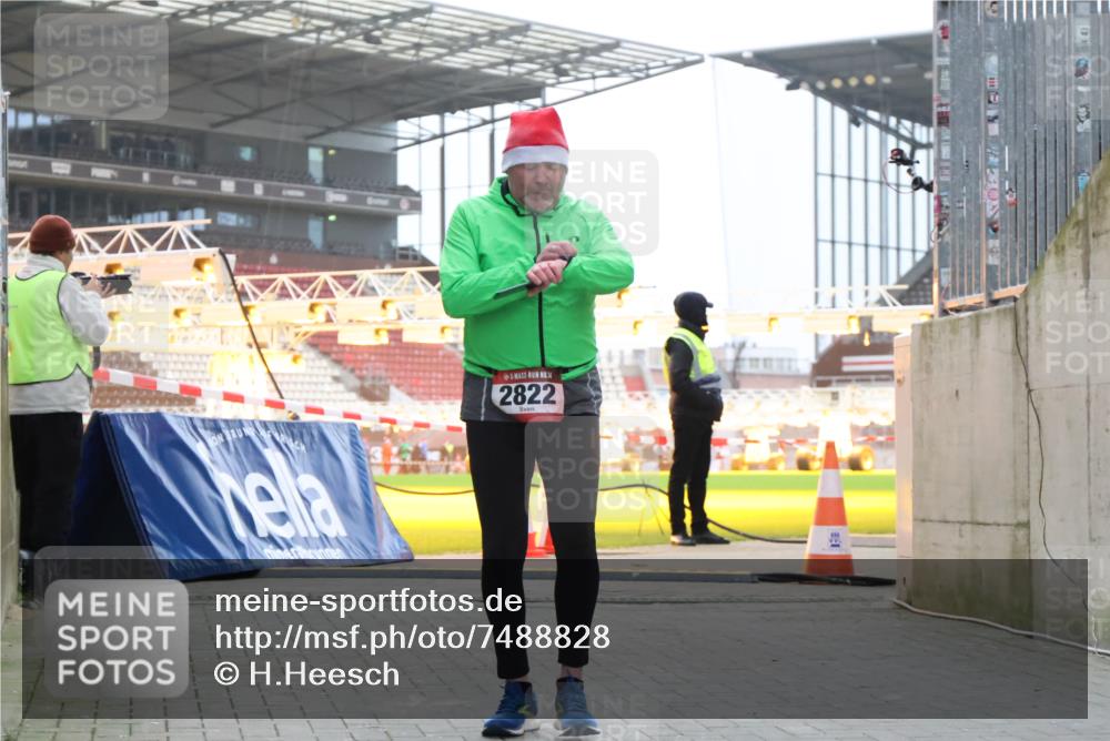 08.12.2024 - St. Pauli X-Mass-Run No. 14 H.Heesch http://msf.ph/oto/7488828 08.12.2024 10:03:39 Ziel 253, 406, 809, 1385, 2822 meine-sportfotos.de