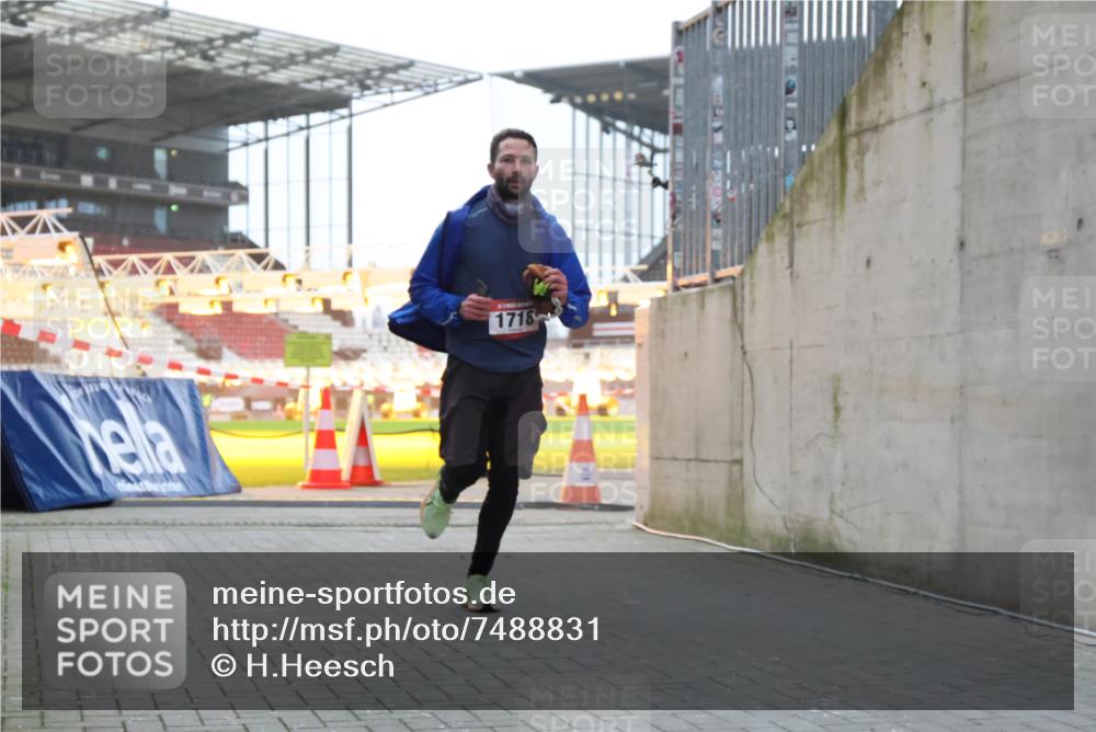 08.12.2024 - St. Pauli X-Mass-Run No. 14 H.Heesch http://msf.ph/oto/7488831 08.12.2024 09:54:15 Ziel 216, 216, 1718, 1850 meine-sportfotos.de