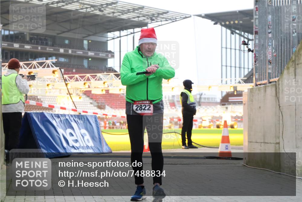 08.12.2024 - St. Pauli X-Mass-Run No. 14 H.Heesch http://msf.ph/oto/7488834 08.12.2024 10:03:39 Ziel 253, 406, 809, 1385, 2822 meine-sportfotos.de