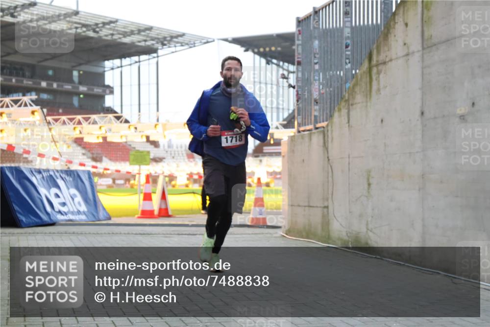 08.12.2024 - St. Pauli X-Mass-Run No. 14 H.Heesch http://msf.ph/oto/7488838 08.12.2024 09:54:15 Ziel 216, 216, 1718, 1850 meine-sportfotos.de
