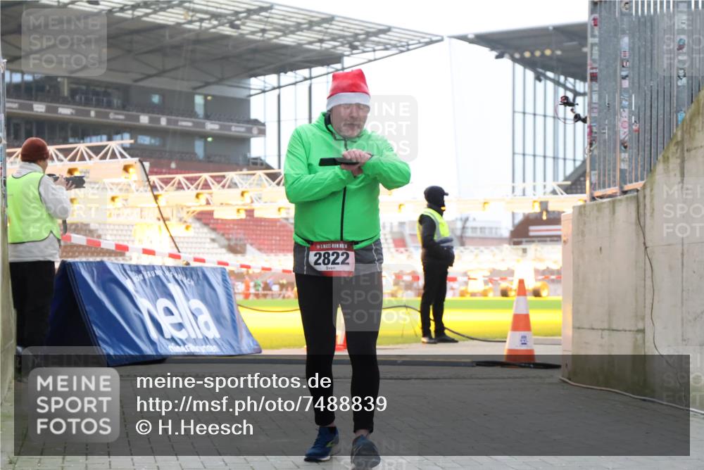 08.12.2024 - St. Pauli X-Mass-Run No. 14 H.Heesch http://msf.ph/oto/7488839 08.12.2024 10:03:39 Ziel 253, 406, 809, 1385, 2822 meine-sportfotos.de