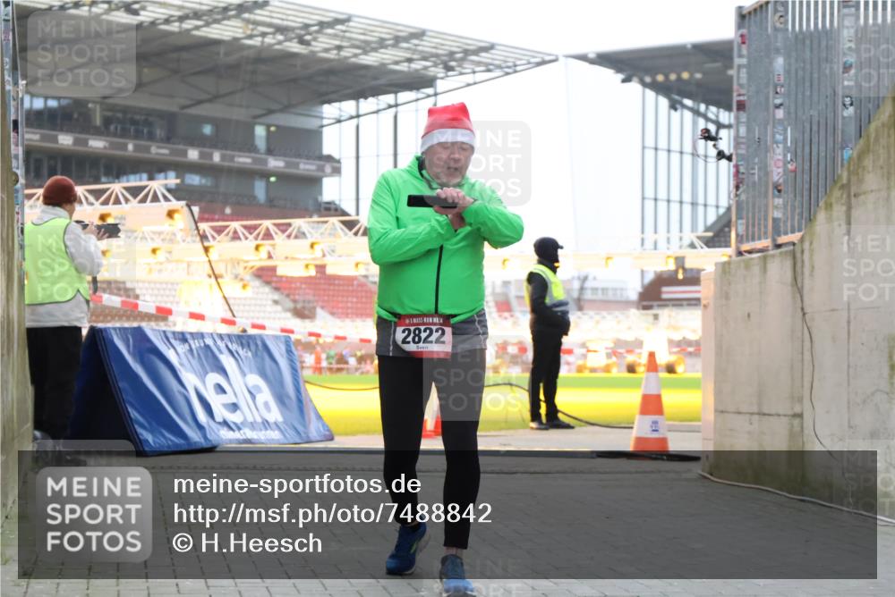 08.12.2024 - St. Pauli X-Mass-Run No. 14 H.Heesch http://msf.ph/oto/7488842 08.12.2024 10:03:39 Ziel 253, 406, 809, 1385, 2822 meine-sportfotos.de