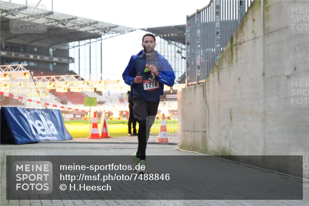 08.12.2024 - St. Pauli X-Mass-Run No. 14 H.Heesch http://msf.ph/oto/7488846 08.12.2024 09:54:16 Ziel 216, 1718, 216, 1718, 1850 meine-sportfotos.de