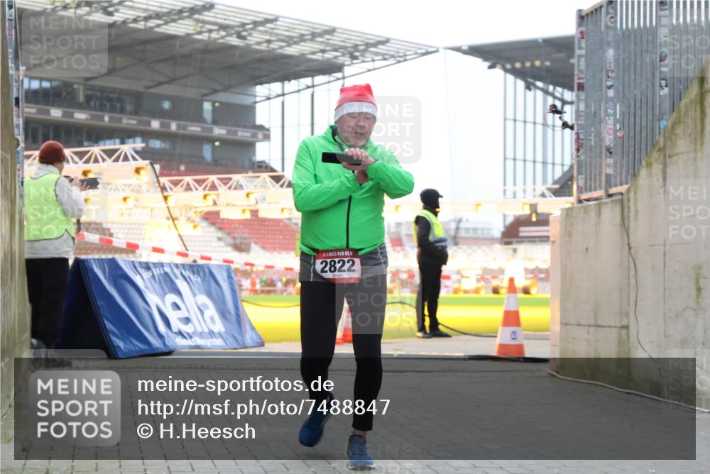 08.12.2024 - St. Pauli X-Mass-Run No. 14 H.Heesch http://msf.ph/oto/7488847 08.12.2024 10:03:39 Ziel 253, 406, 809, 1385, 2822 meine-sportfotos.de