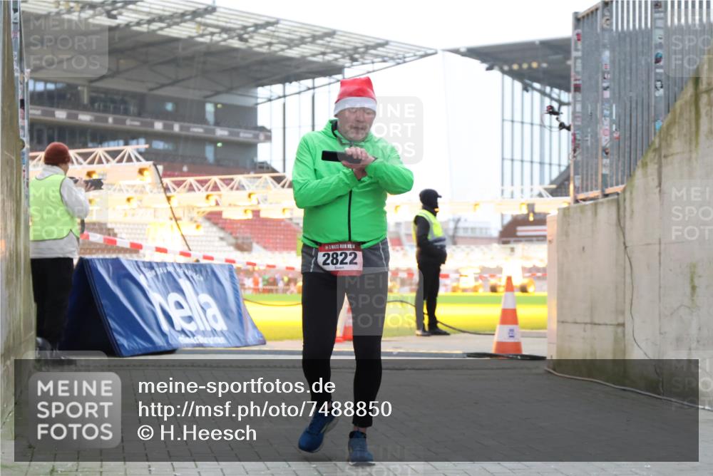 08.12.2024 - St. Pauli X-Mass-Run No. 14 H.Heesch http://msf.ph/oto/7488850 08.12.2024 10:03:39 Ziel 253, 406, 809, 1385, 2822 meine-sportfotos.de